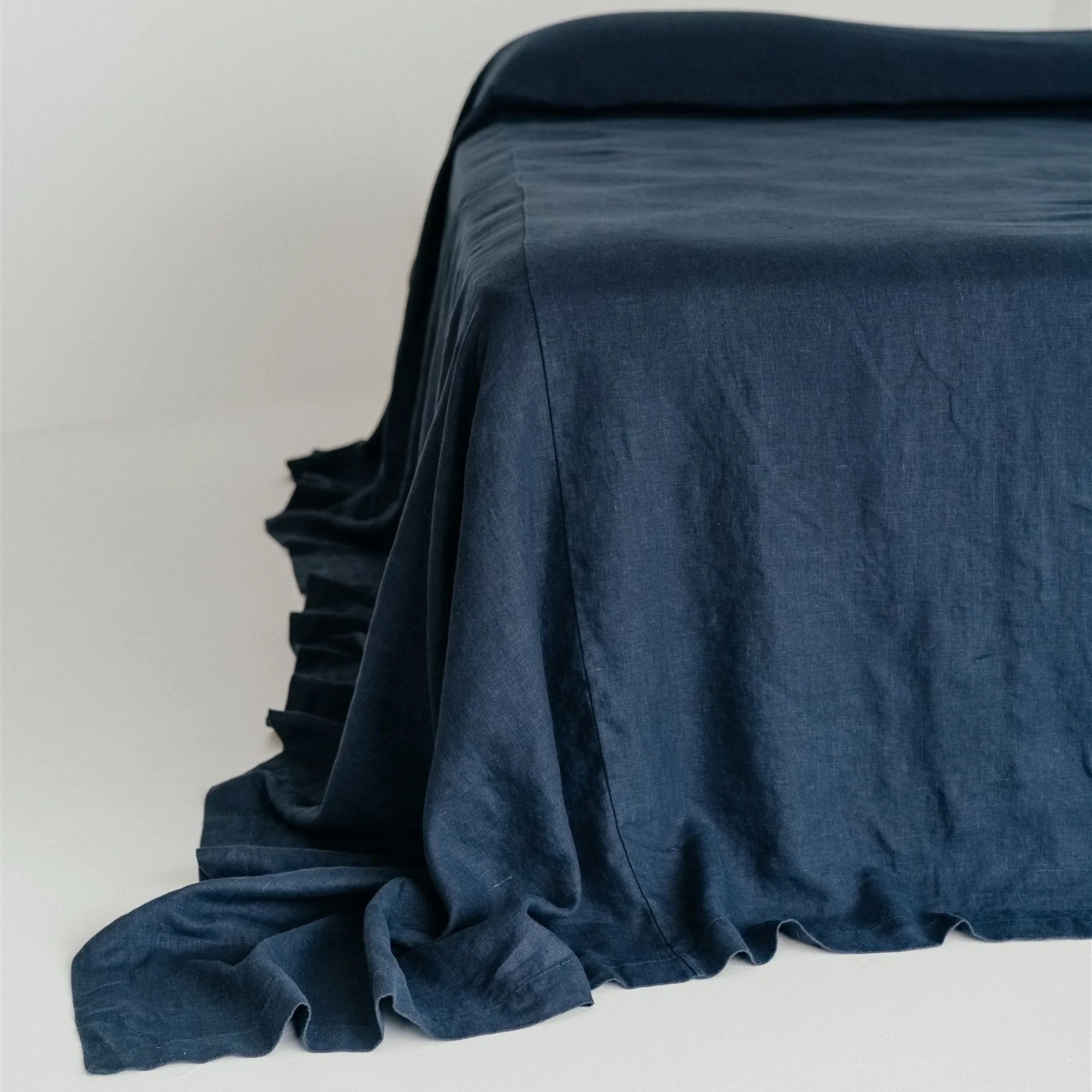 Bedspread in Heavyweight Linen - Midnight Blue - Image 3