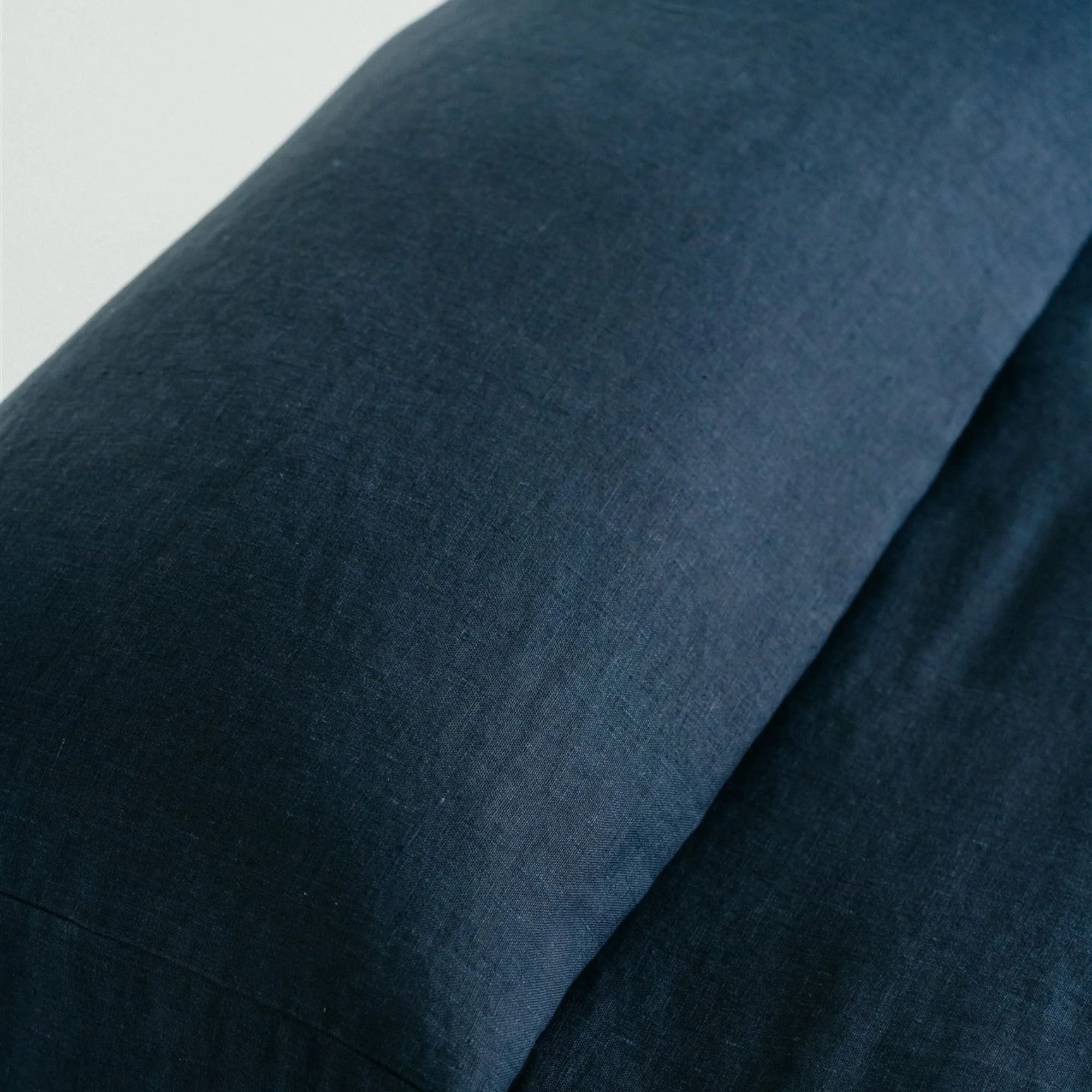 Bedspread in Heavyweight Linen - Midnight Blue - Image 6