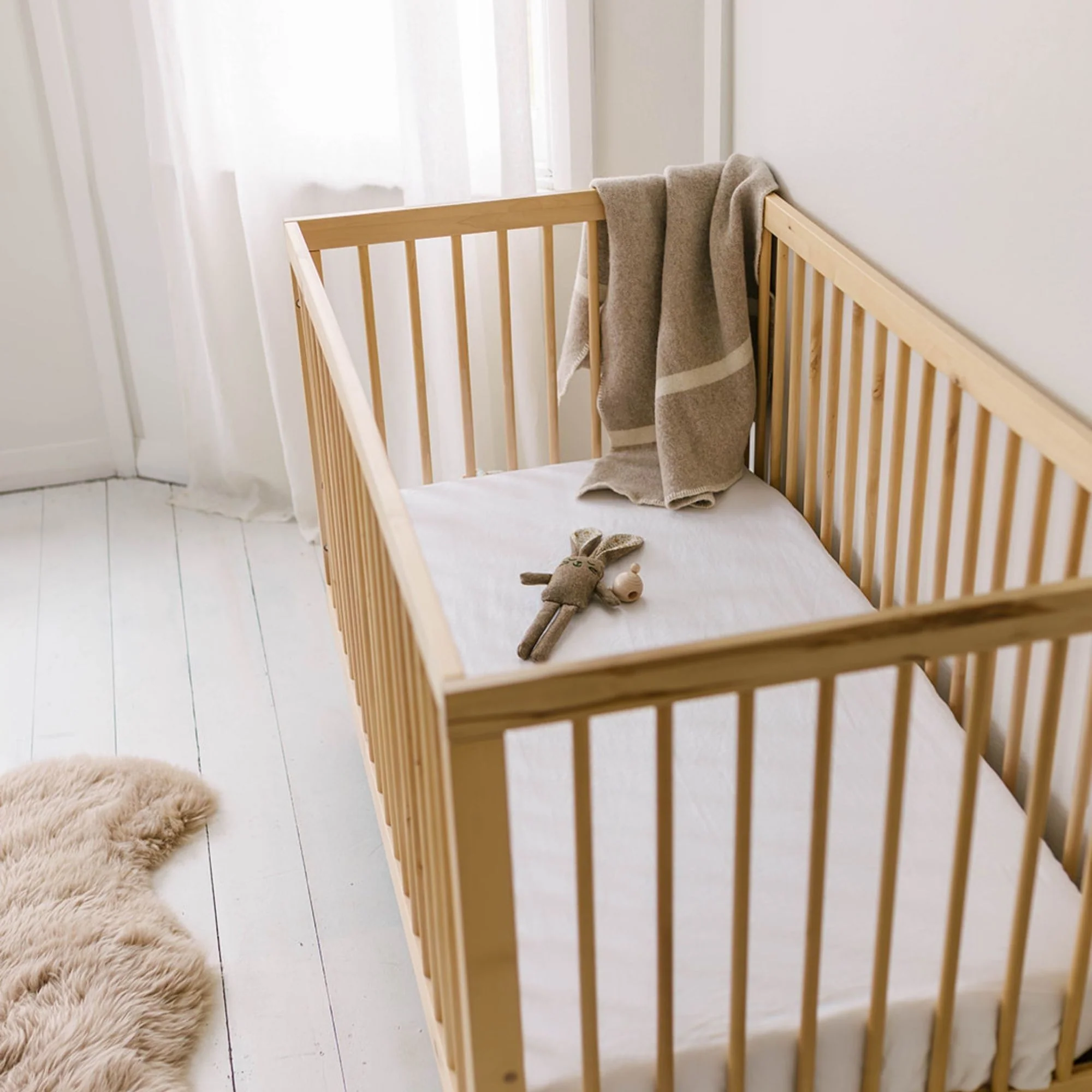 Brilliant White Linen Cot/Bassinet Sheet - Image 4