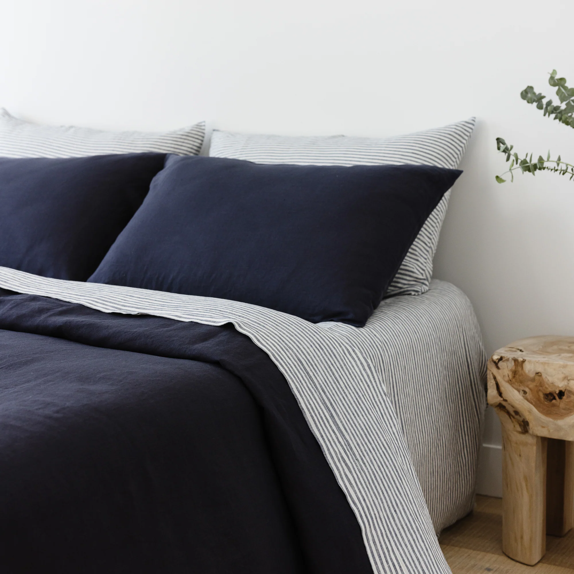 Midnight Blue Linen Duvet - Image 3