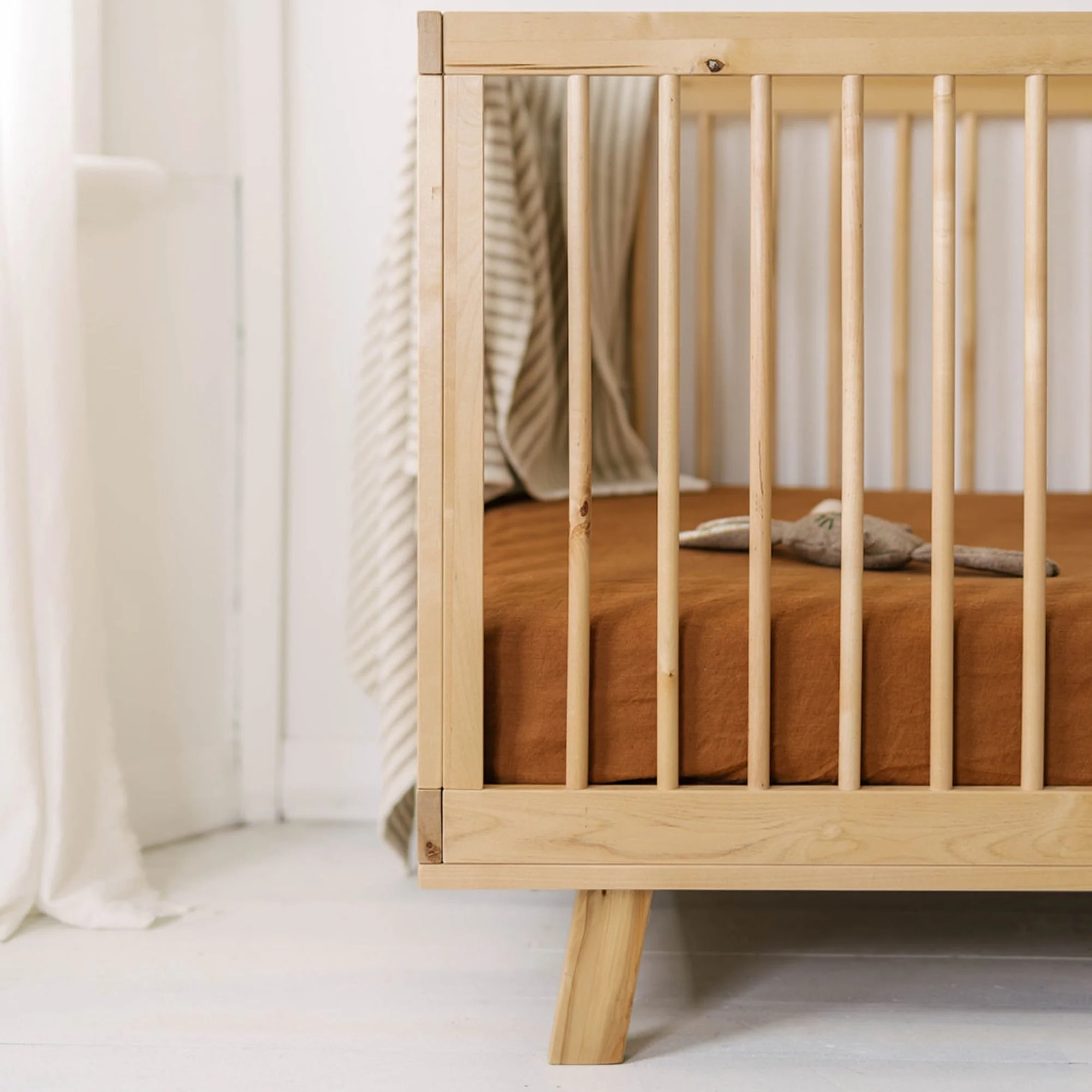 Tobacco Linen Cot/Bassinet Sheet - Image 3